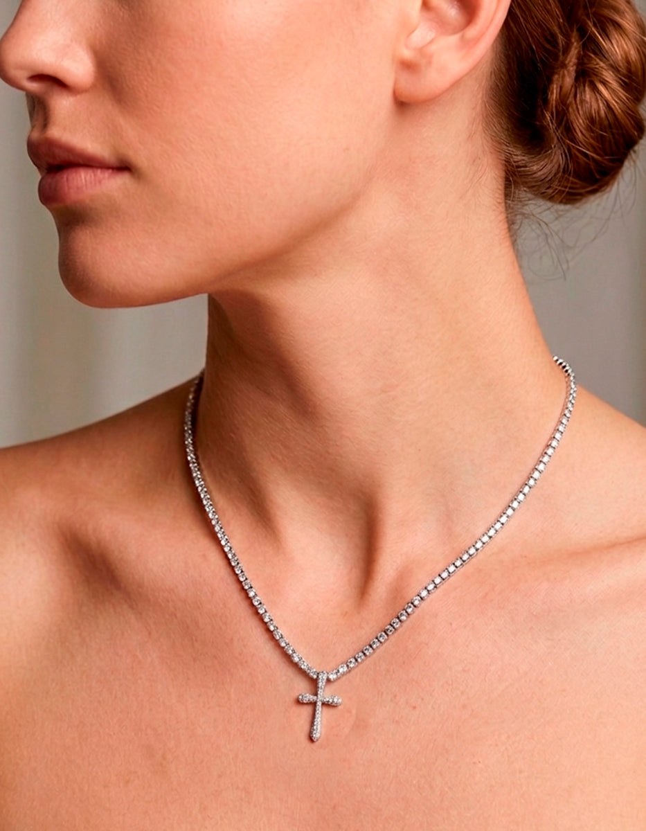 Collar en baño Platino con dije en forma de cruz y topacios blancos Festive Style