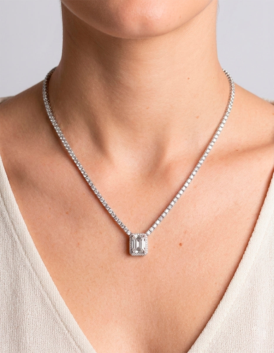 Collar con dije de topacio rectangular y topacios blancos Festive Style