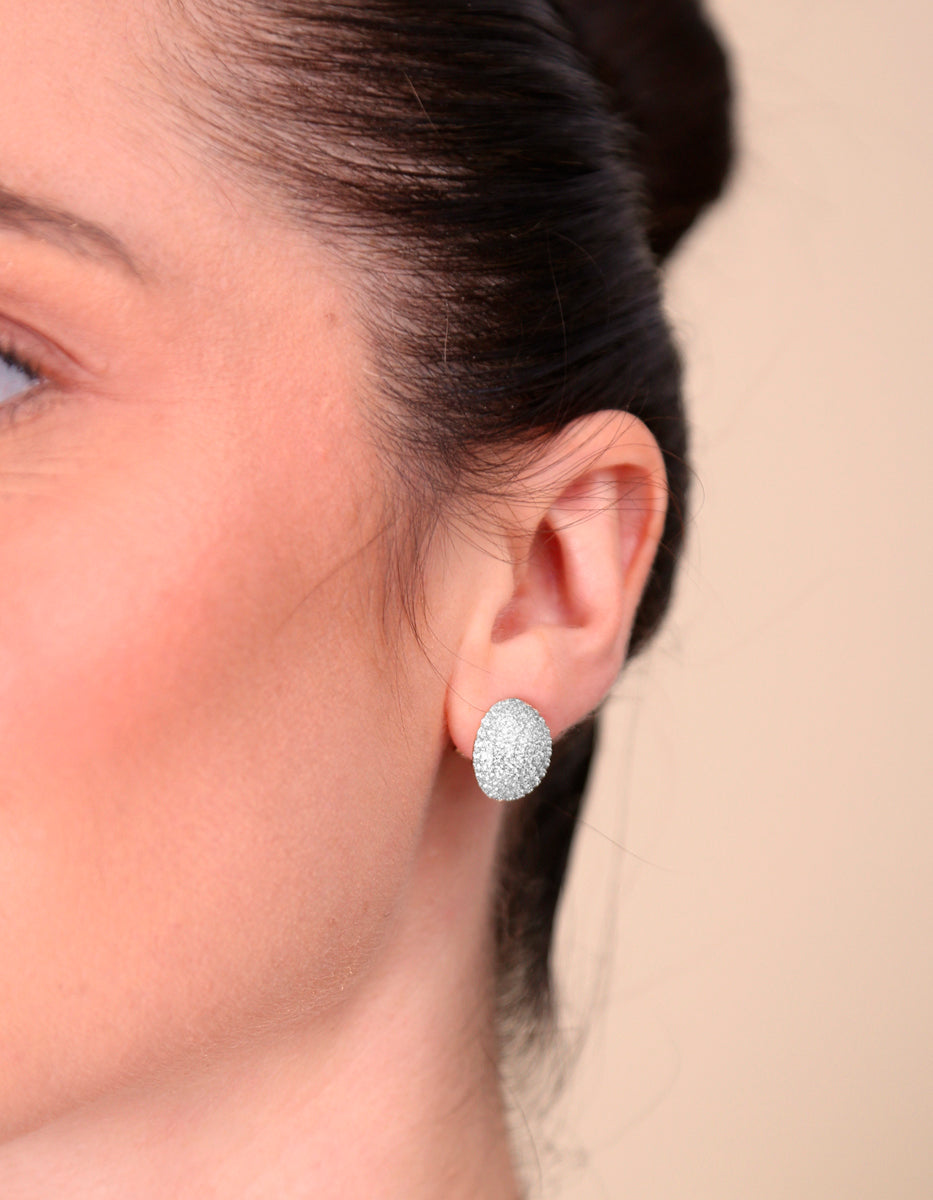 ⚡Ei Aretes Clip en Plata .925 con Baño de Rodio en Forma Ovalada con Topacios Blancos