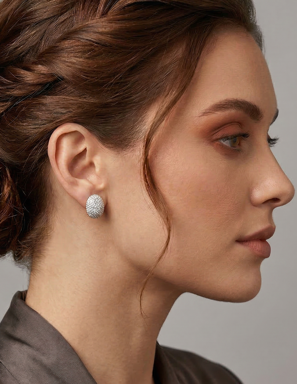 Aretes clip en forma ovalada con topacios blancos · Festive Style