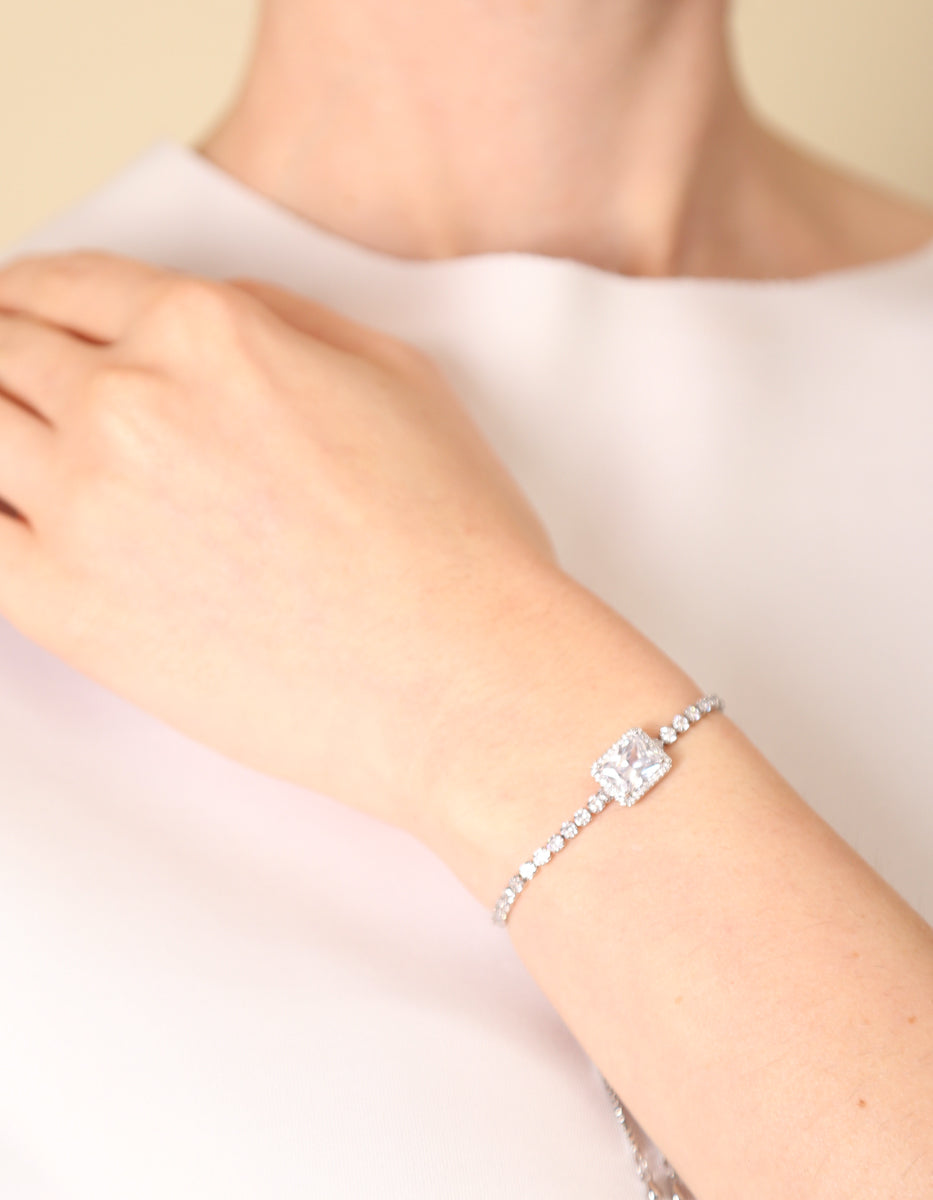 Pulsera ajustable en plata .925 con baño de rodio, topacio central rectangular y topacios blancos Festive Style