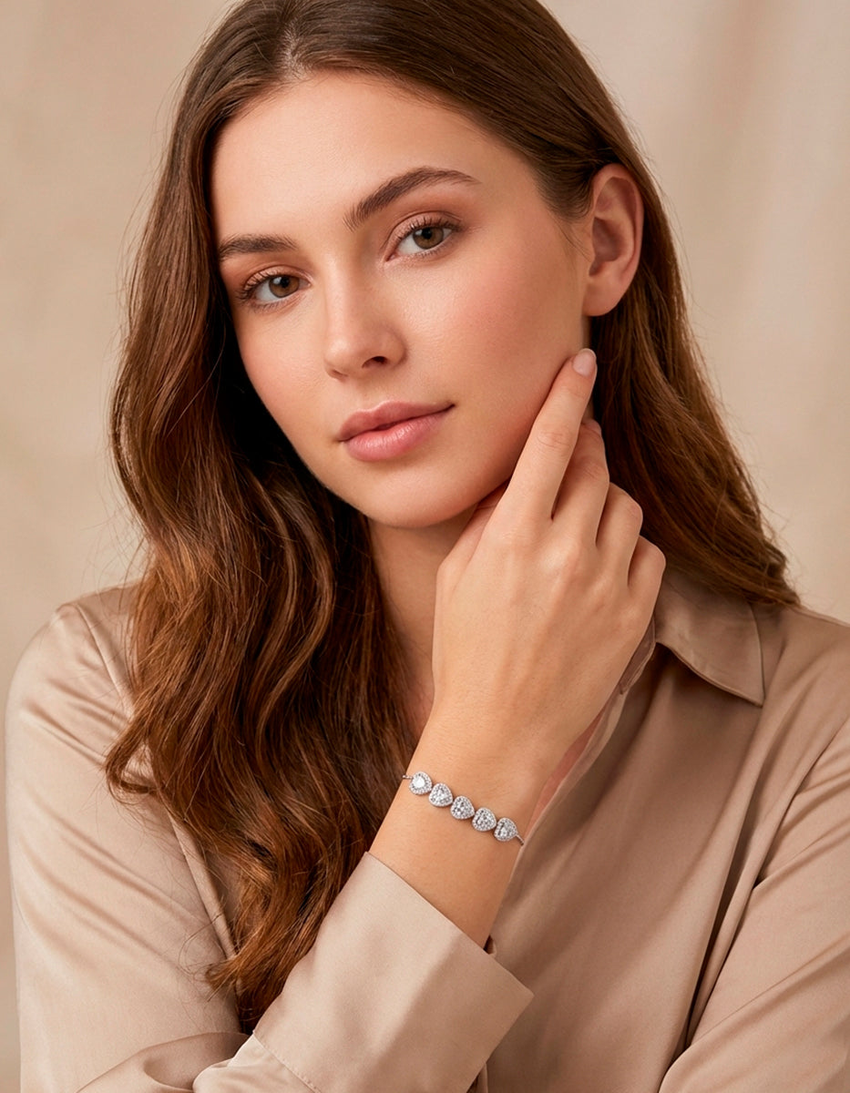 Pulsera ajustable en plata .925 con baño de rodio, cinco corazones y topacios blancos Love Story