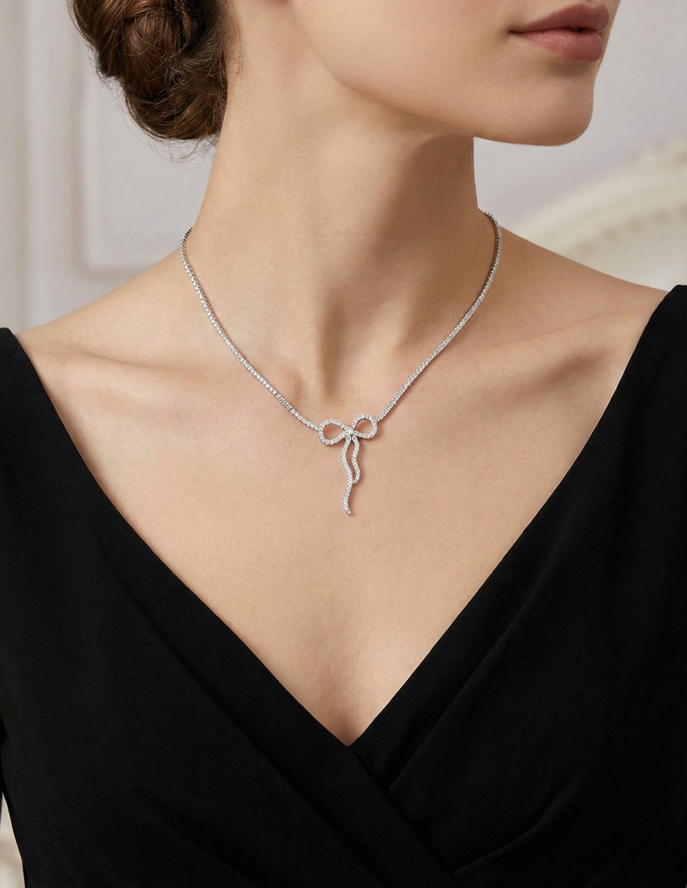 Collar en metales nobles con baño de platino, moño y topacios blancos · Festive Style