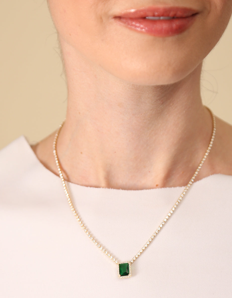 Collar en plata .925 con baño de oro 22 kt, dije de esmeralda de Bombay y topacios blancos Eterna