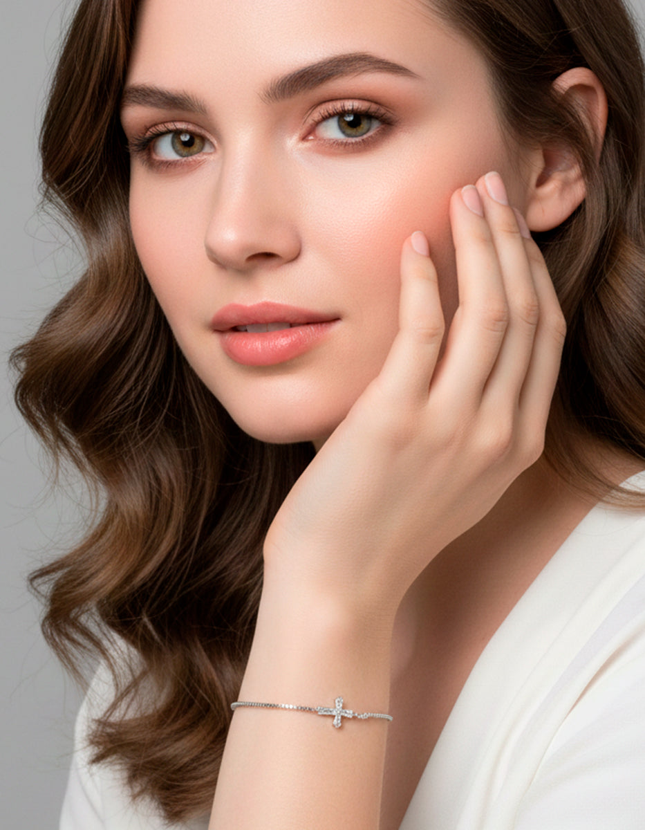 ⚡Ei Pulsera Ajustable en Plata .925 con Baño de Rodio, Dije de Cruz Mini y Topacios Blancos