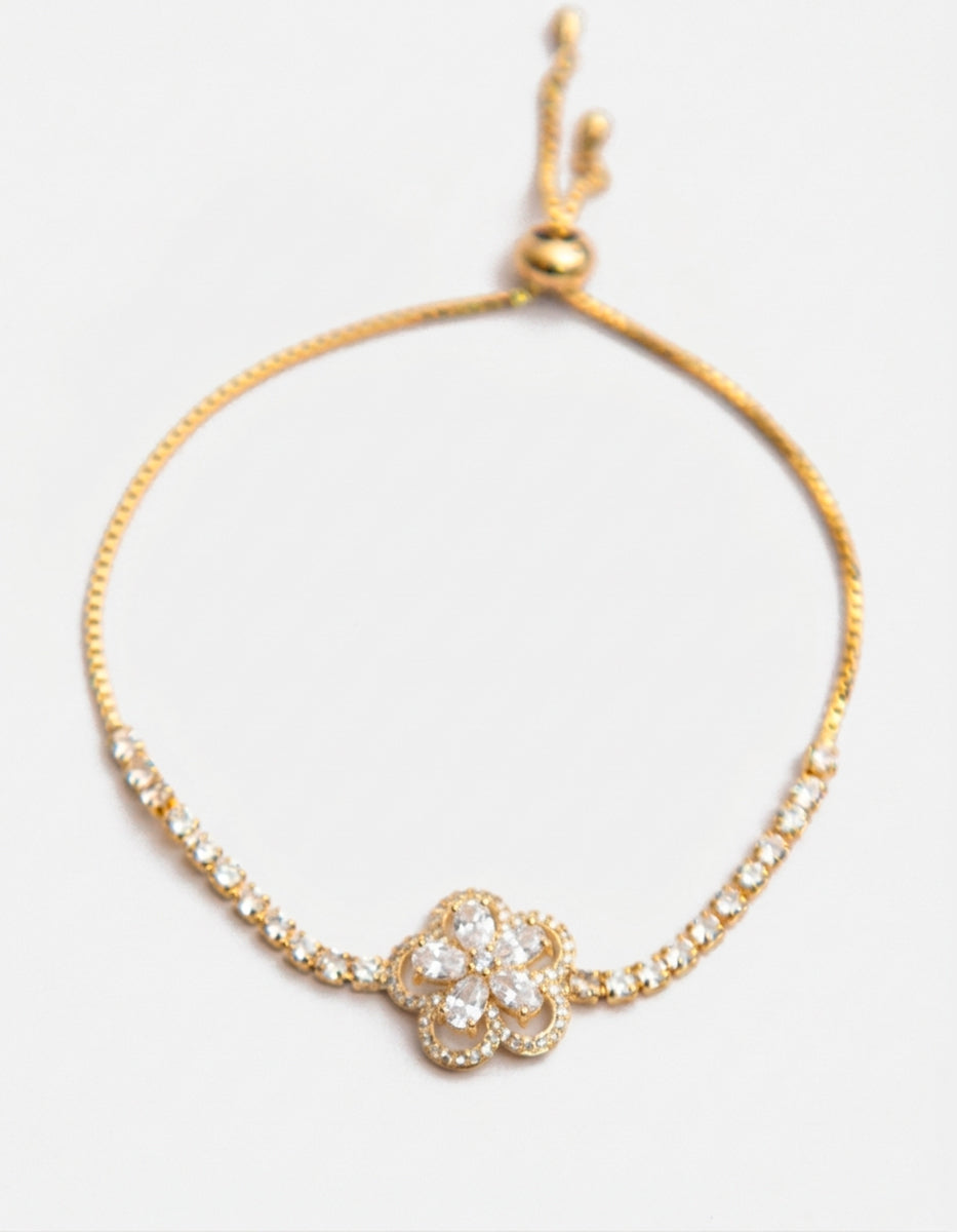 Pulsera ajustable con baño de oro 22k en forma de flor de 5 pétalos con topacios blancos Festive Style