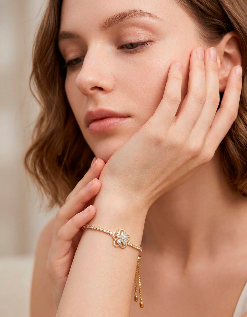 Pulsera ajustable con baño de oro 22k en forma de flor de 5 pétalos con topacios blancos Festive Style