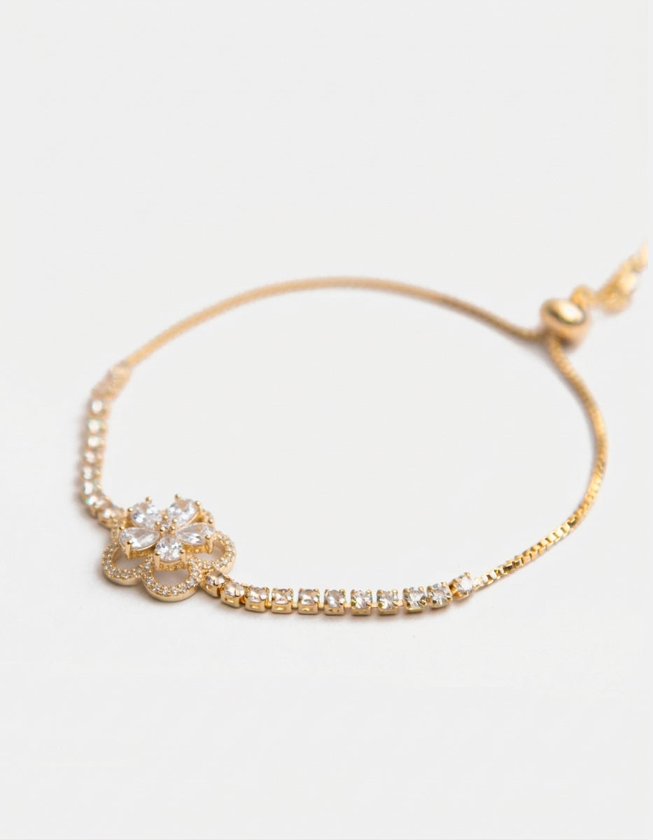 Pulsera ajustable con baño de oro 22k en forma de flor de 5 pétalos con topacios blancos Festive Style