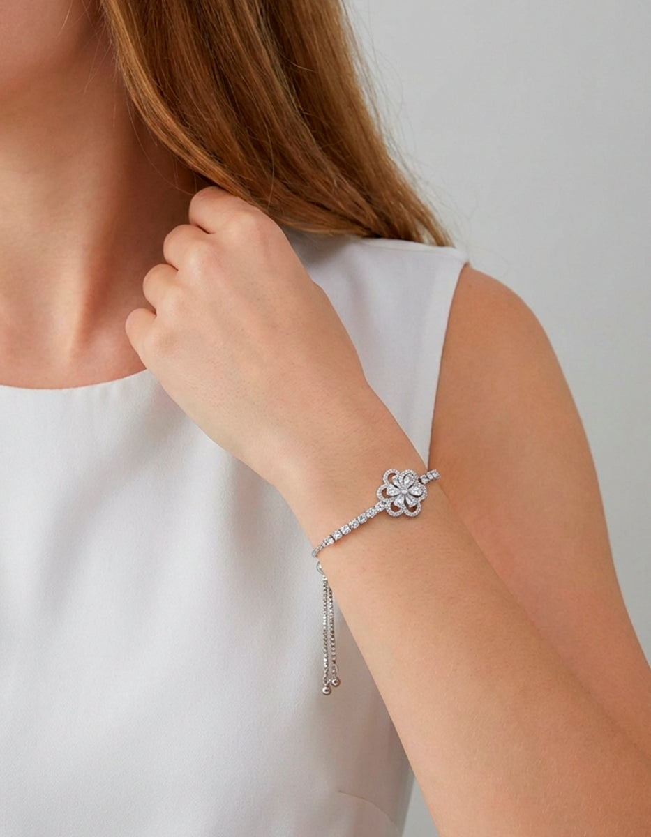 Pulsera ajustable con flor de 5 pétalos y topacios blancos Festive Style