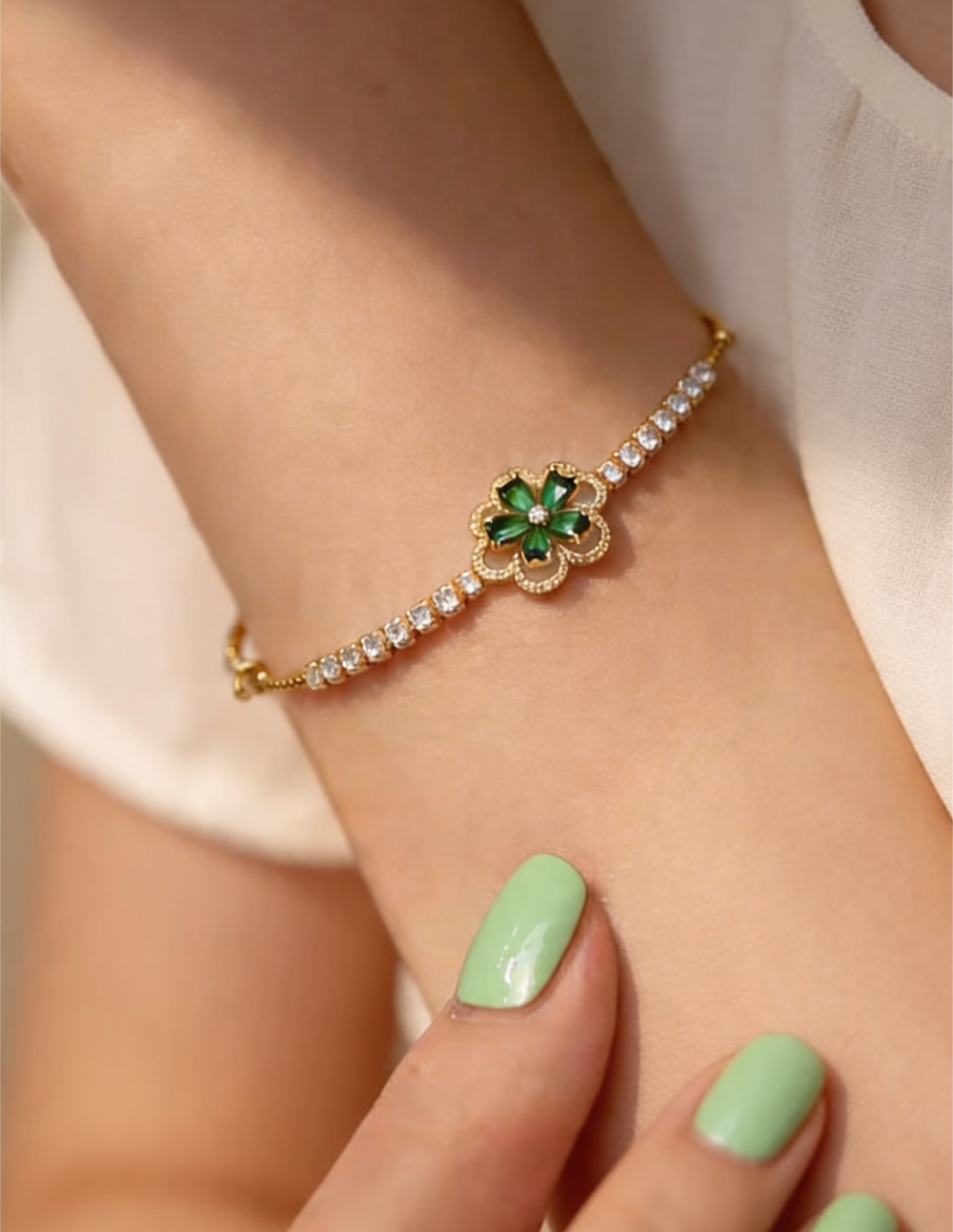 Pulsera ajustable en baño de oro de 22 kt con diseño de flor con esmeralda y topacios blancos Festive Style
