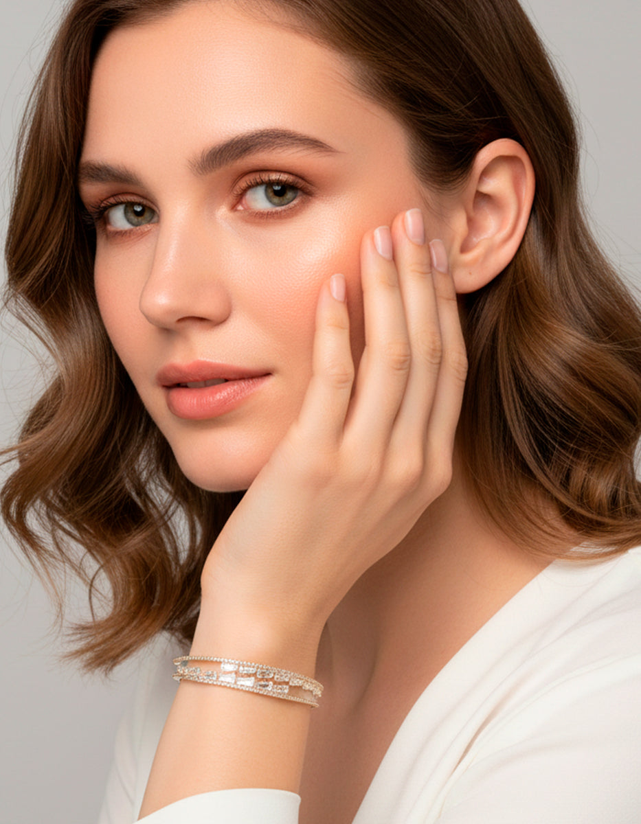 ⚡Ei Brazalete en Plata .925 con Baño de Oro 22 kt, Doble Hilo con Topacio Rectangular y Topacios Blancos en Diagonal