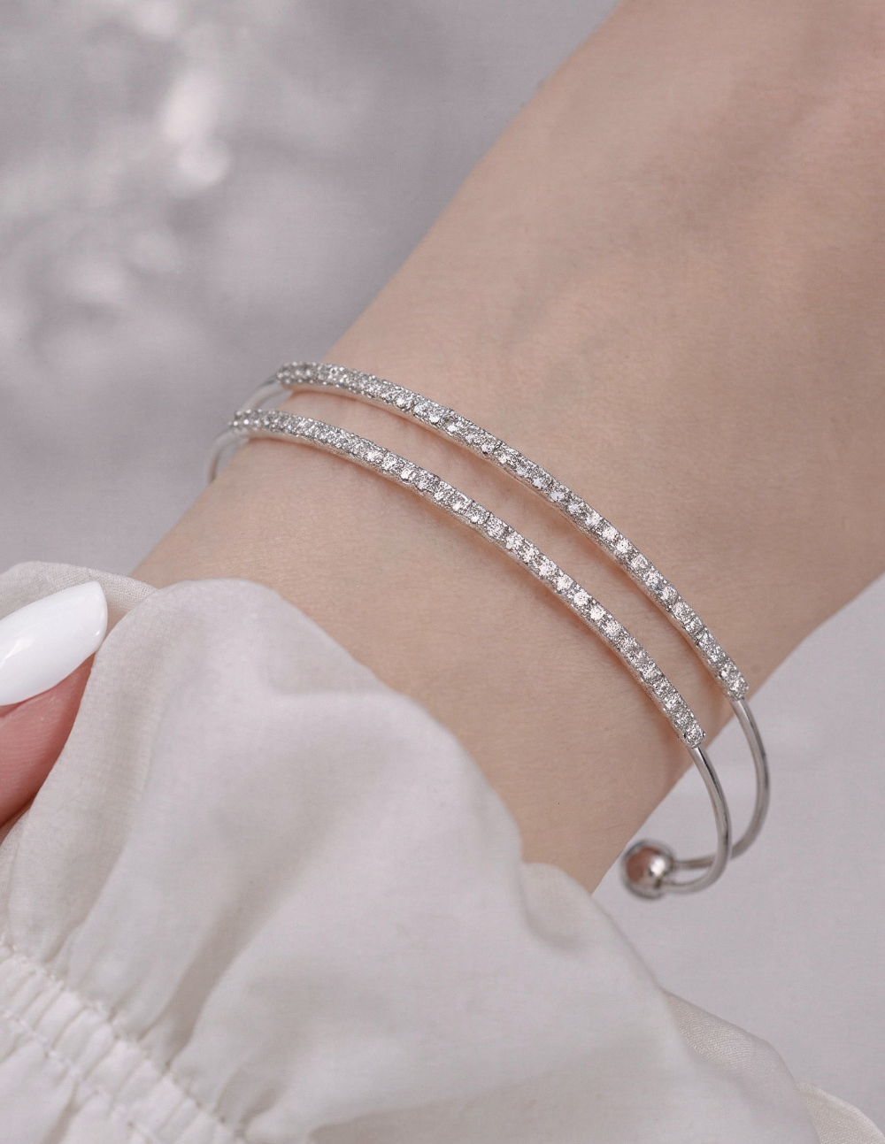 Brazalete en Baño de Platino, Doble Hilo y Topacios Blancos Mini en Forma Redonda Festive Style
