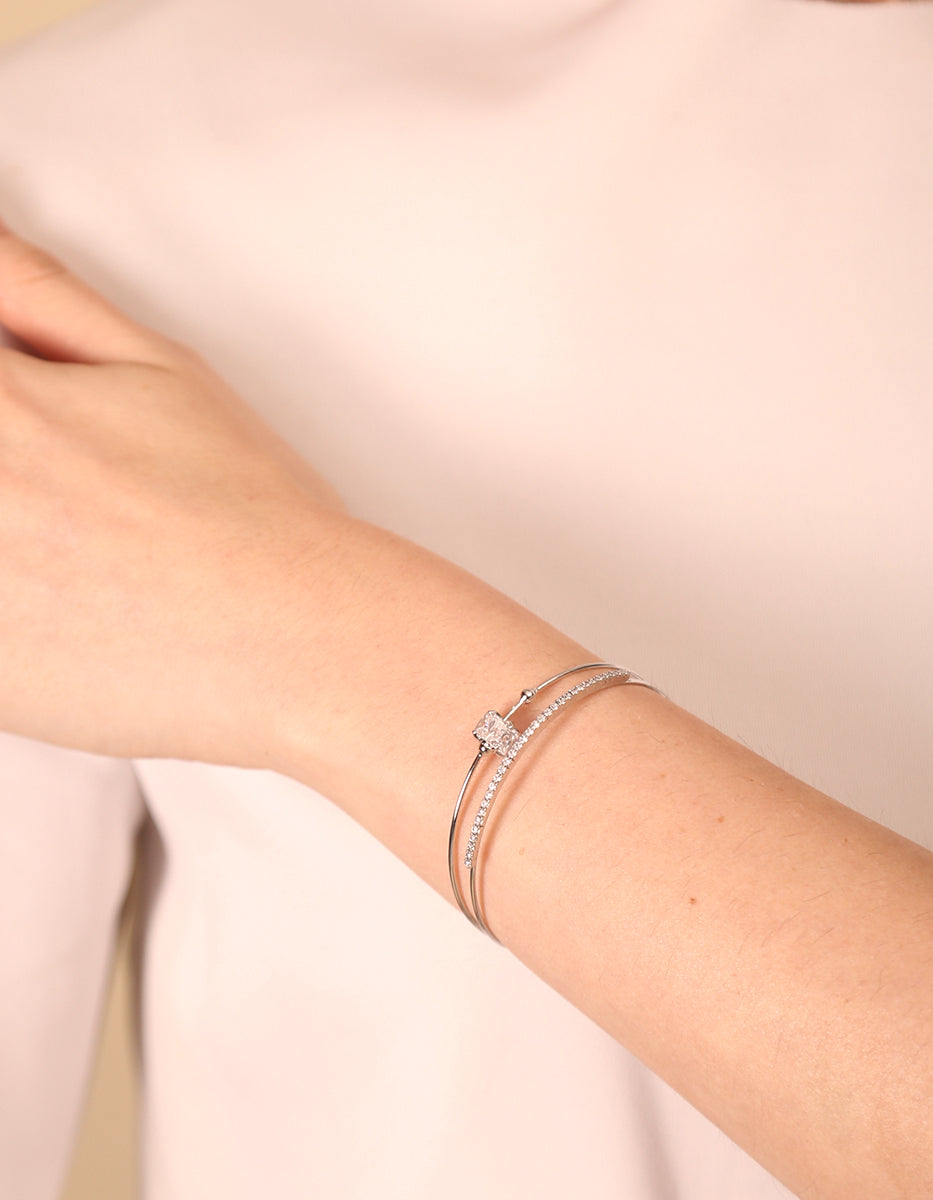 ⚡Ei Brazalete en Plata .925 con Baño de Rodio, Doble Hilo con Topacio Blanco Cúbico Central y Topacios Blancos