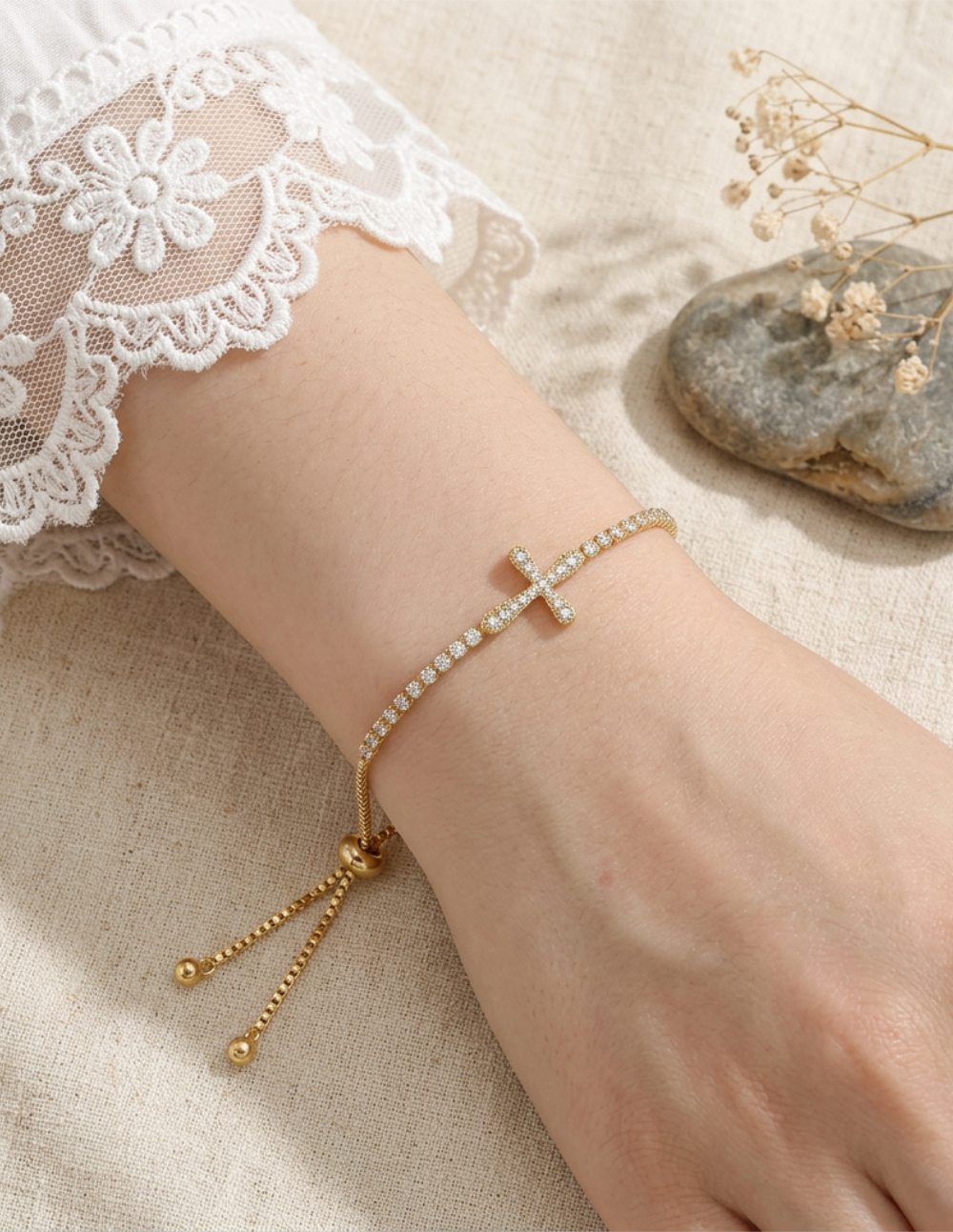 Pulsera ajustable en baño de oro de 22 kt con cruz de punta redondeada y topacios blancos Festive Style