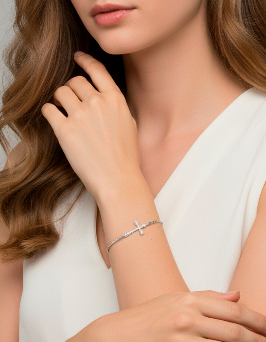 Pulsera ajustable con cruz de punta redondeada y topacios blancos Festive Style