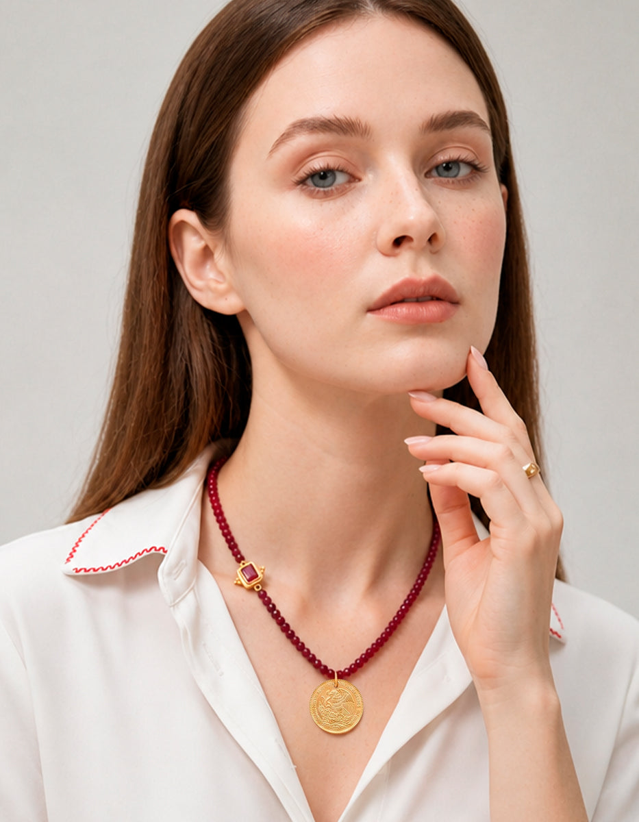 Collar de Cristal Austriaco Rojo con Dije Lateral y Moneda Vintage en Baño de Oro de 22kt
