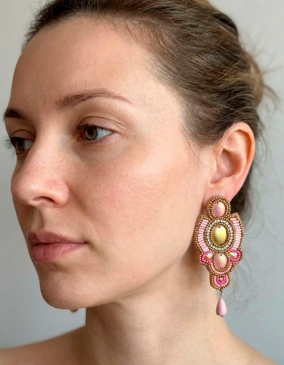 Aretes de cuentas y canutillo en tonos rosados Mandragora