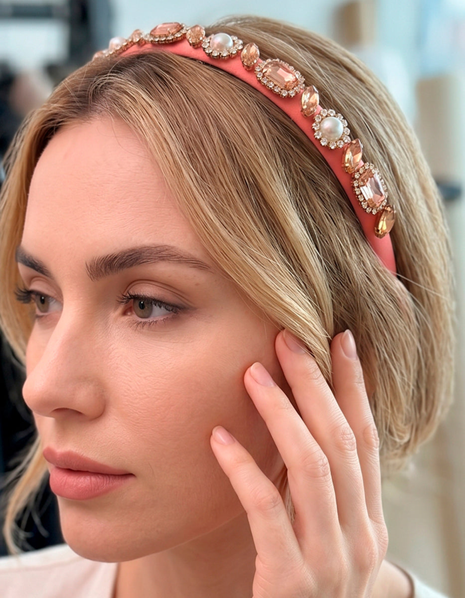 Diadema de terciopelo rosa con gemas durazno y perlas vintage