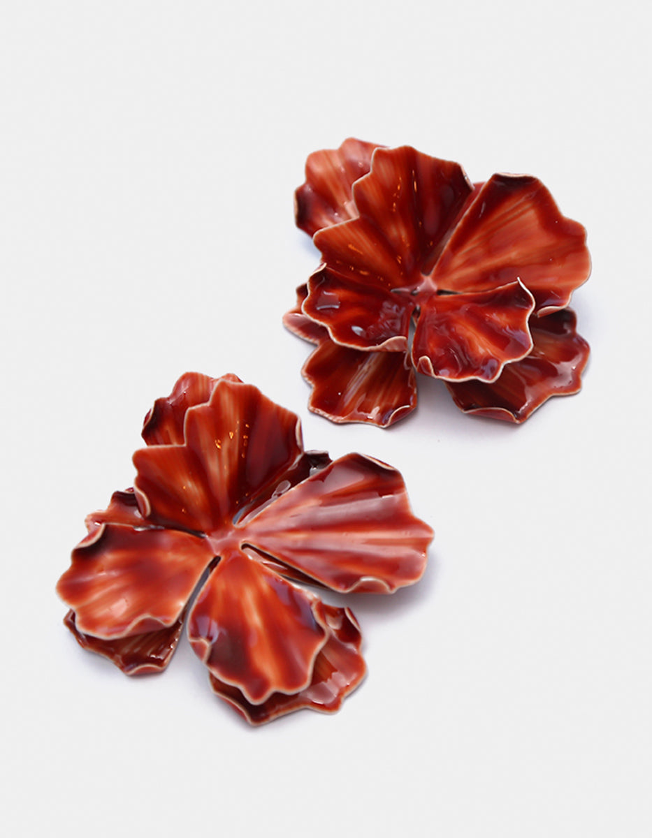 Aretes gold-filled forma de Flor en Tono Marrón Mandragora