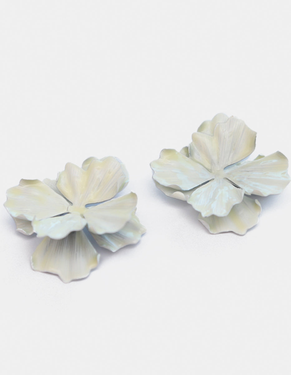 Aretes gold-filled forma de Flor en Tono Blanco Mandragora