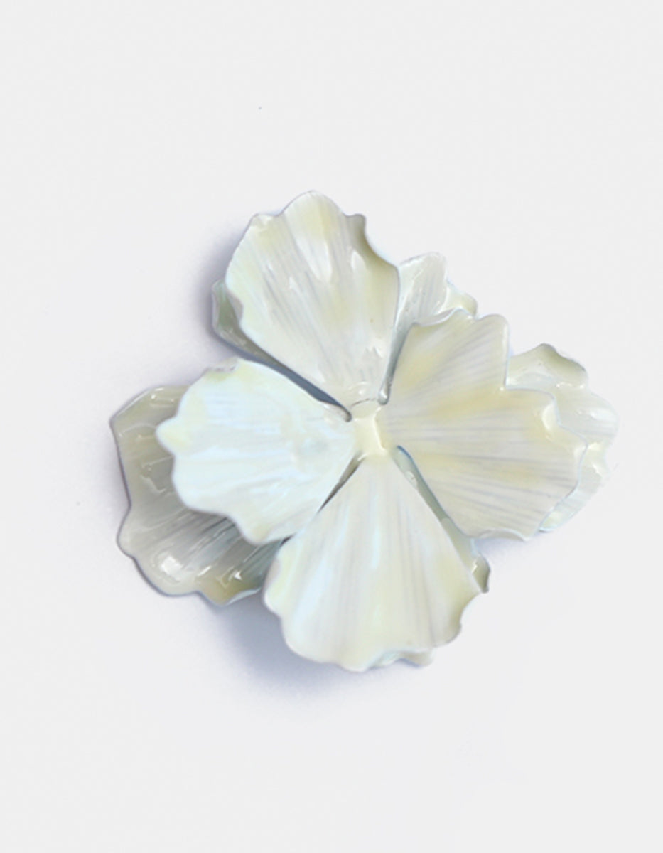 Aretes gold-filled forma de Flor en Tono Blanco Mandragora