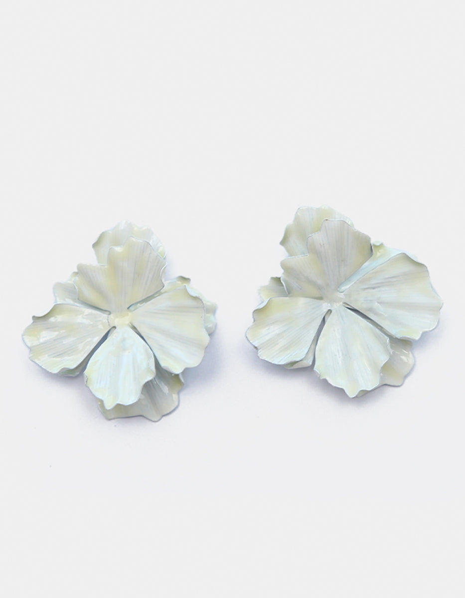 Aretes gold-filled forma de Flor en Tono Blanco Mandragora
