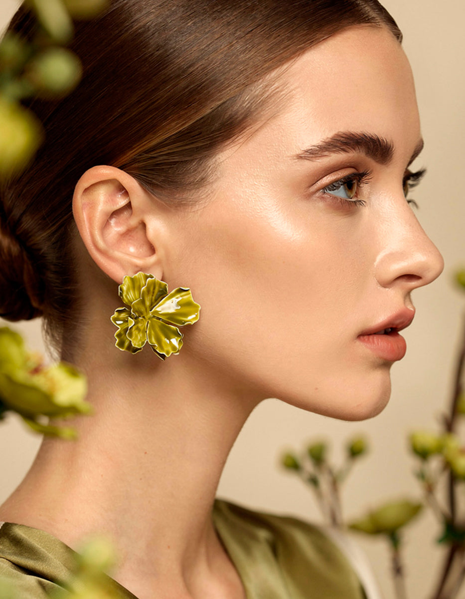 Aretes gold-filled forma de Flor en Tono Verde Mandragora