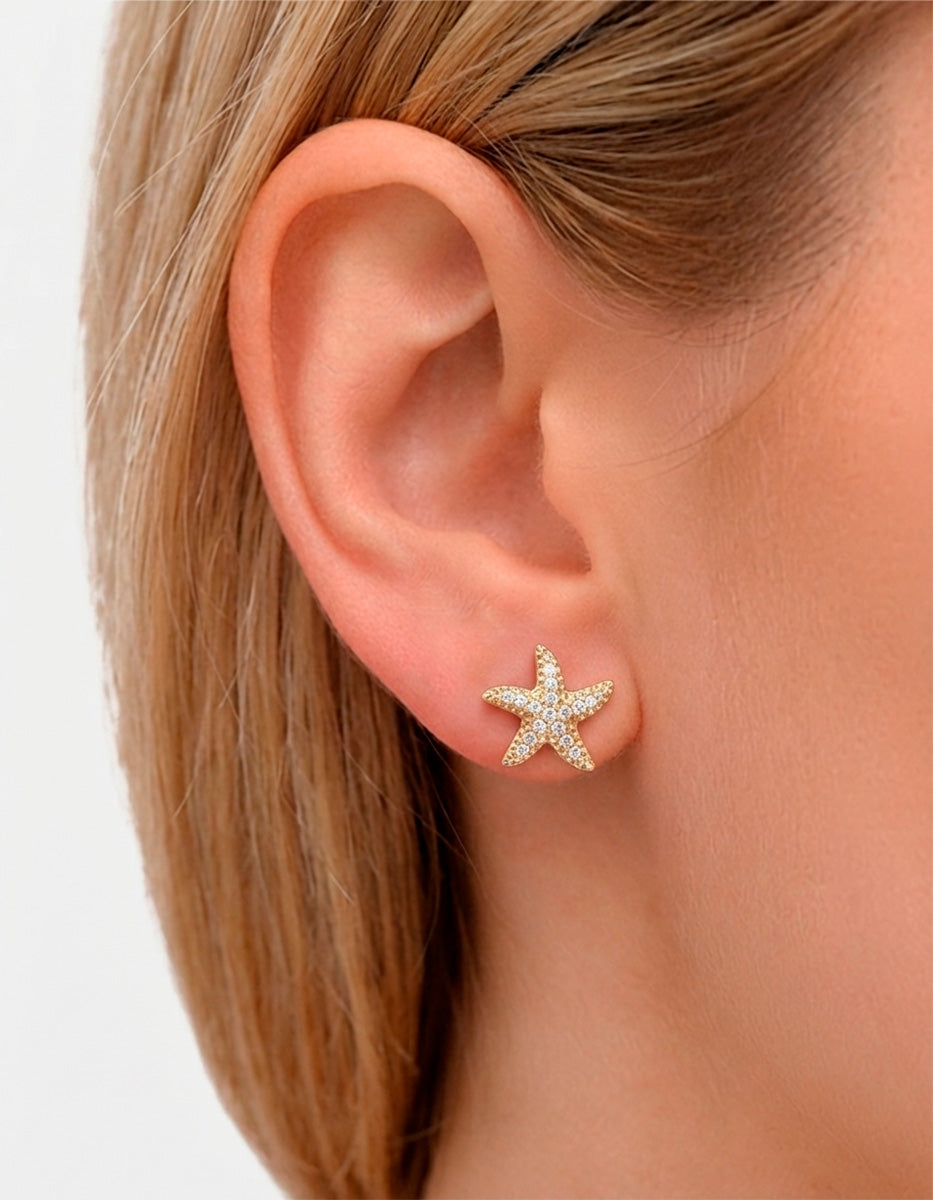 Broqueles mini de plata .925 con baño de oro 22k en forma de estrella de mar y topacios blancos corte brillante Festive Style