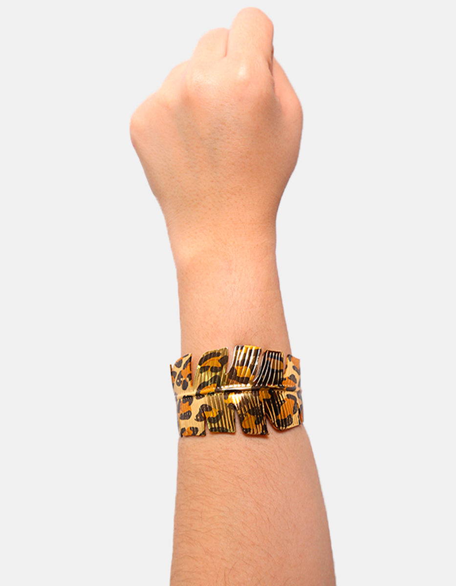 Brazalete de Oro Laminado en forma de Hoja Animal Print