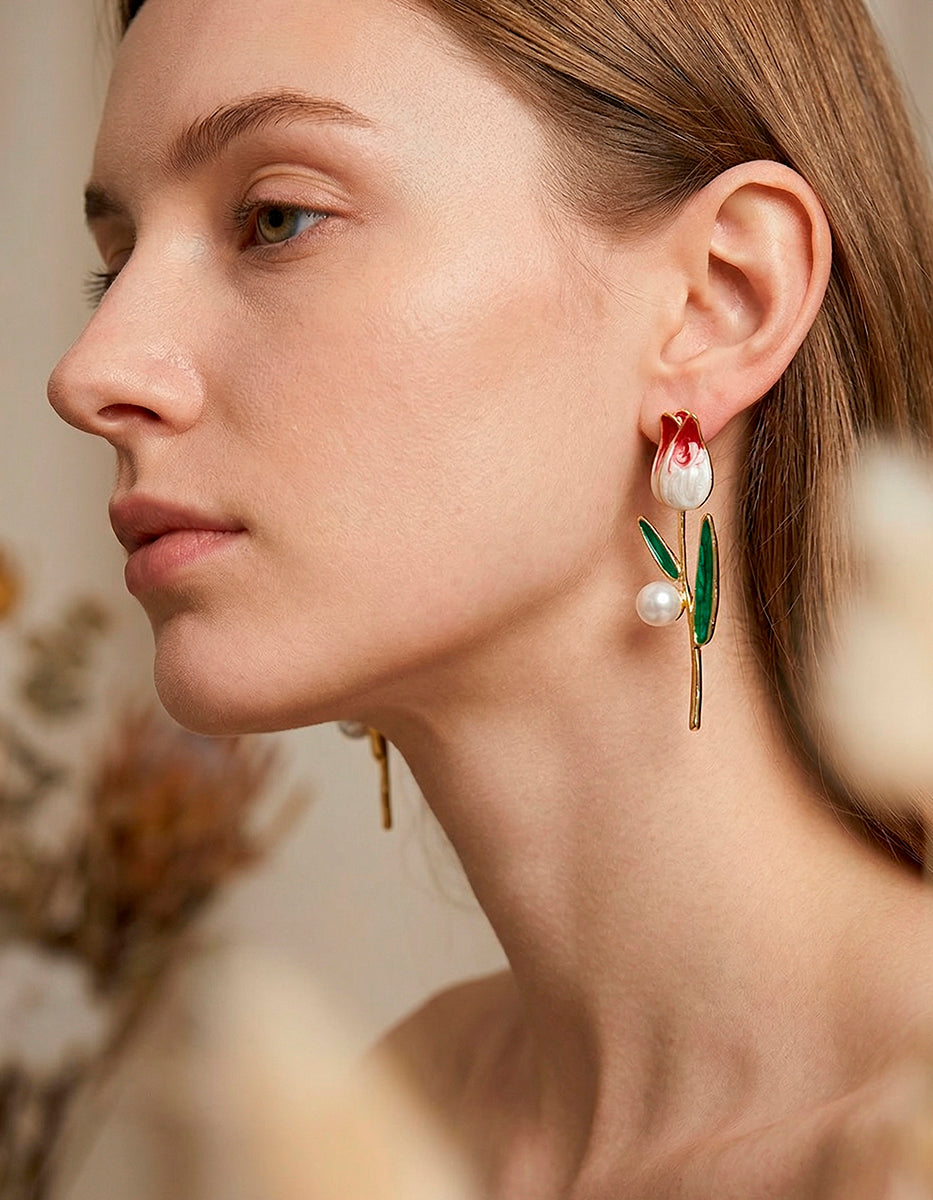 Aretes de oro laminado 22kt en forma de tulipán Mandragora