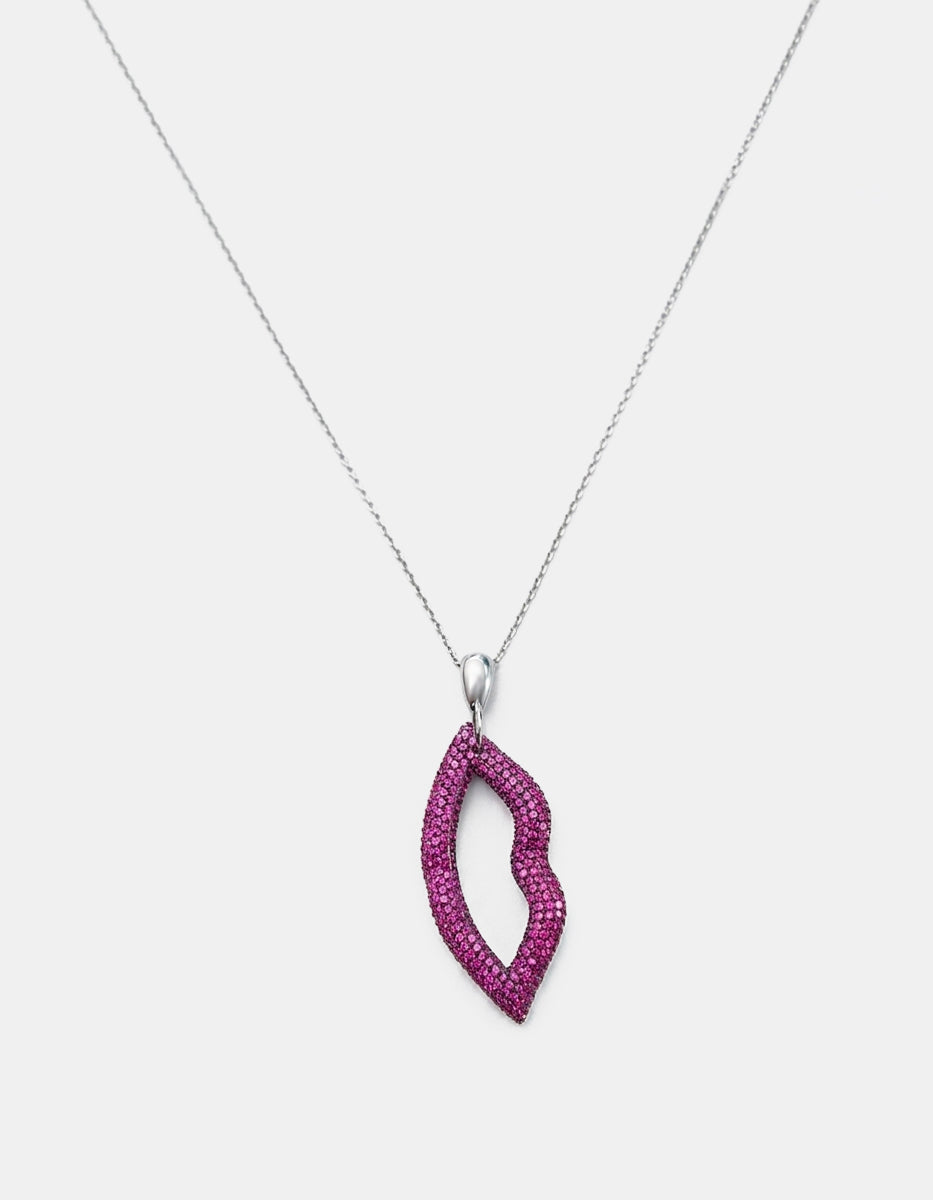 Collar de plata .925 con dije en silueta de labios y pavé de circonias fucsia