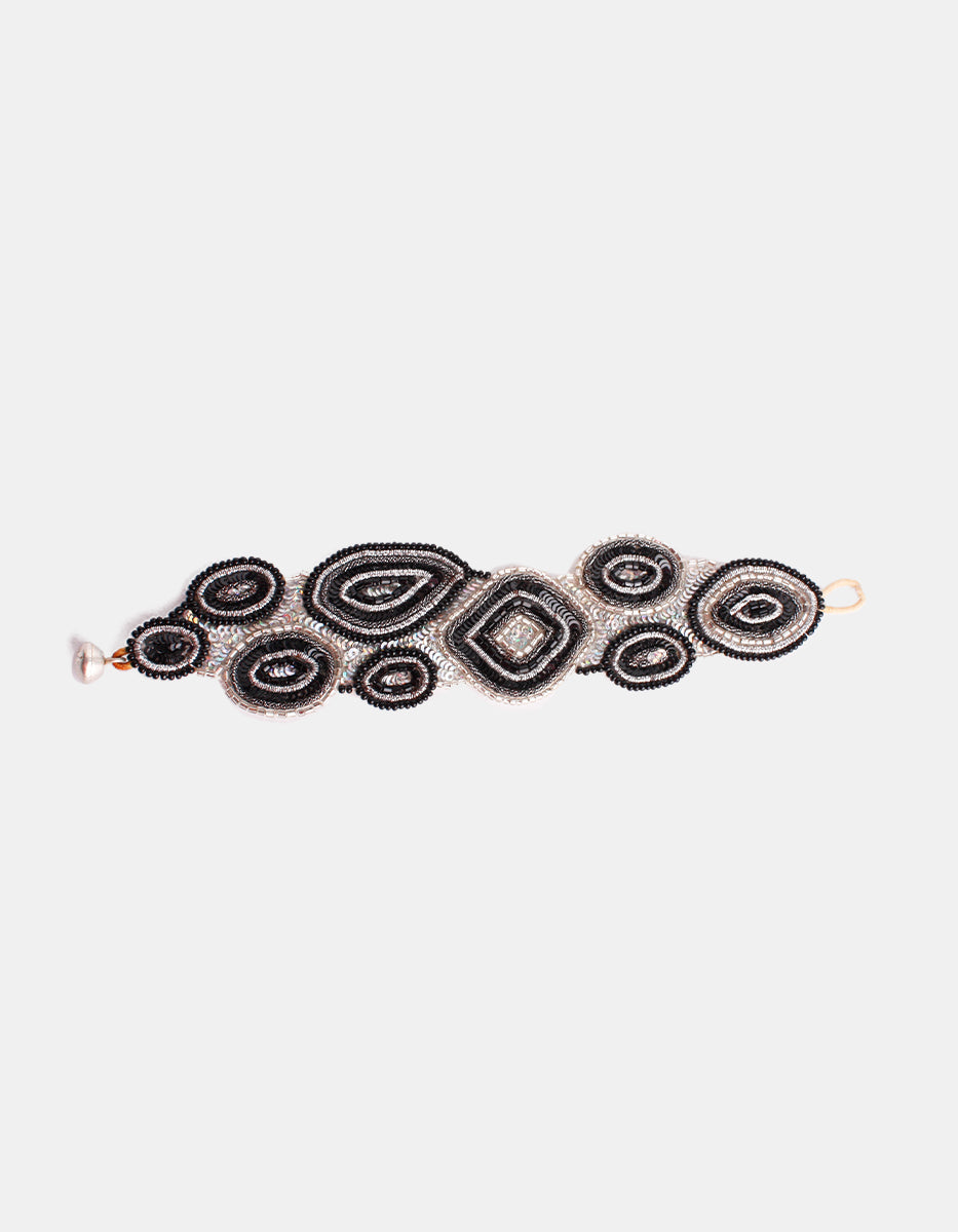 Pulsera de Metal Base Plateado con Chaquira Negra Viva el Color