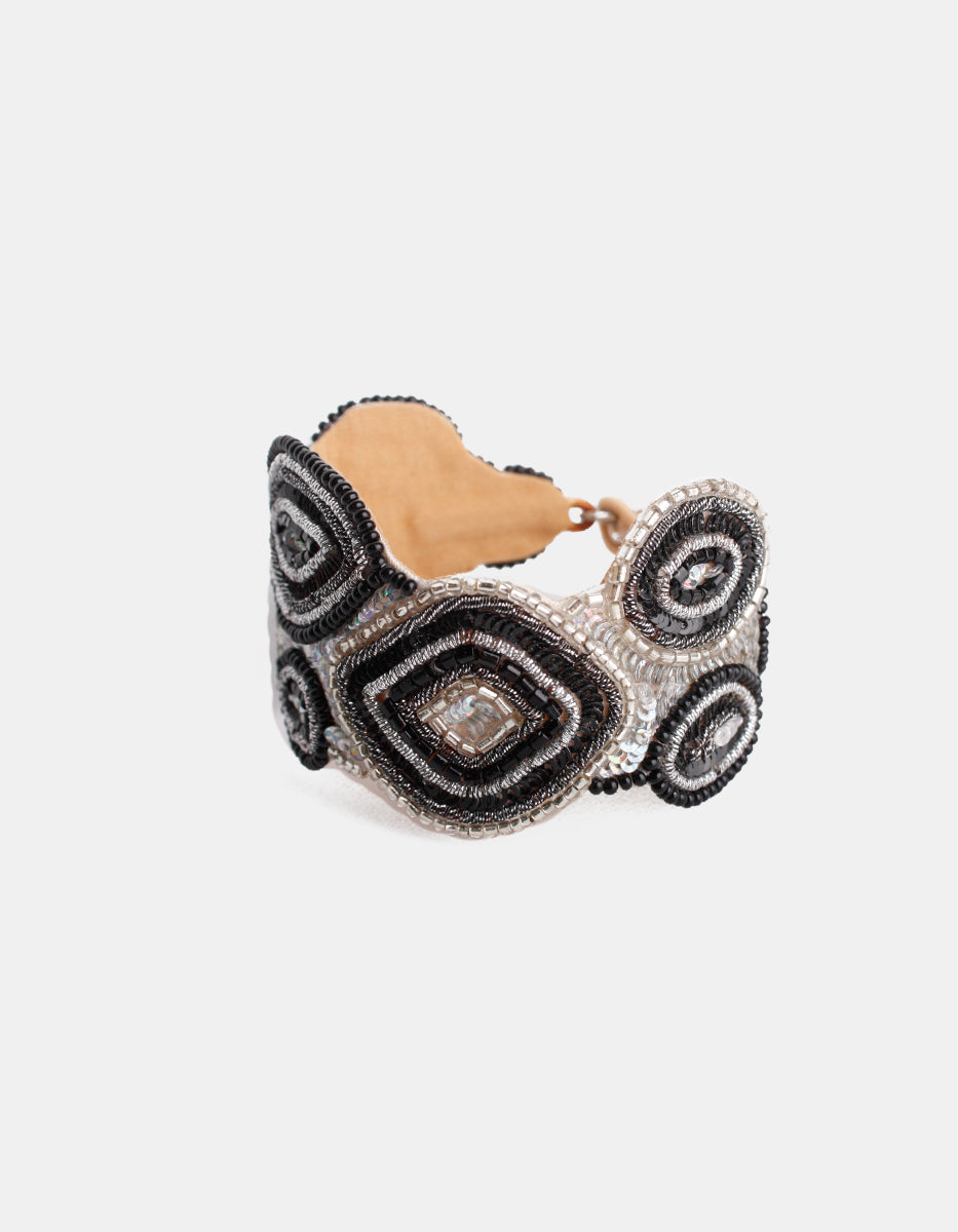 Pulsera de Metal Base Plateado con Chaquira Negra Viva el Color