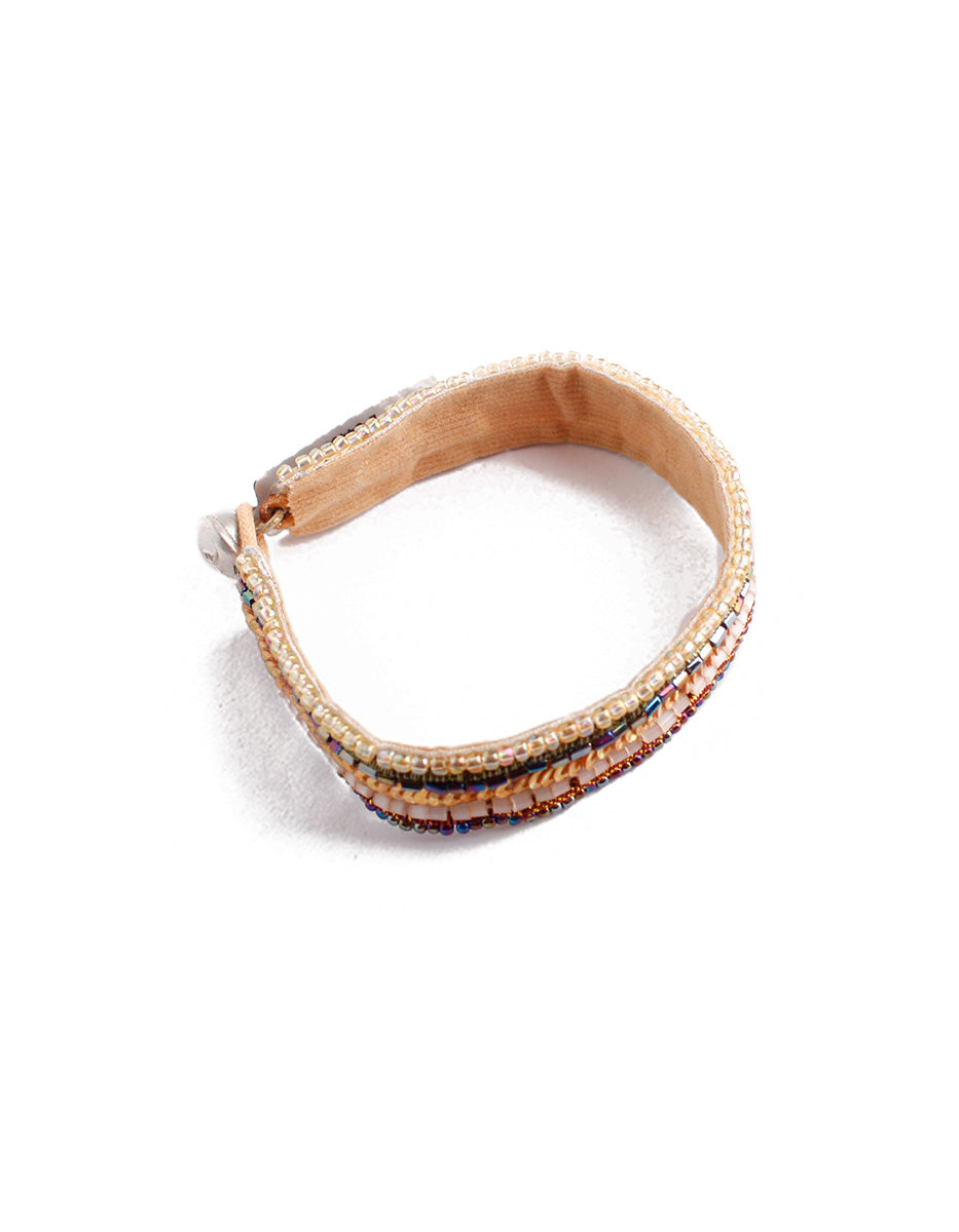 Pulsera en Metal Base Plateado con Chaquira y Canutillos en Tonos Plateados Viva el Color