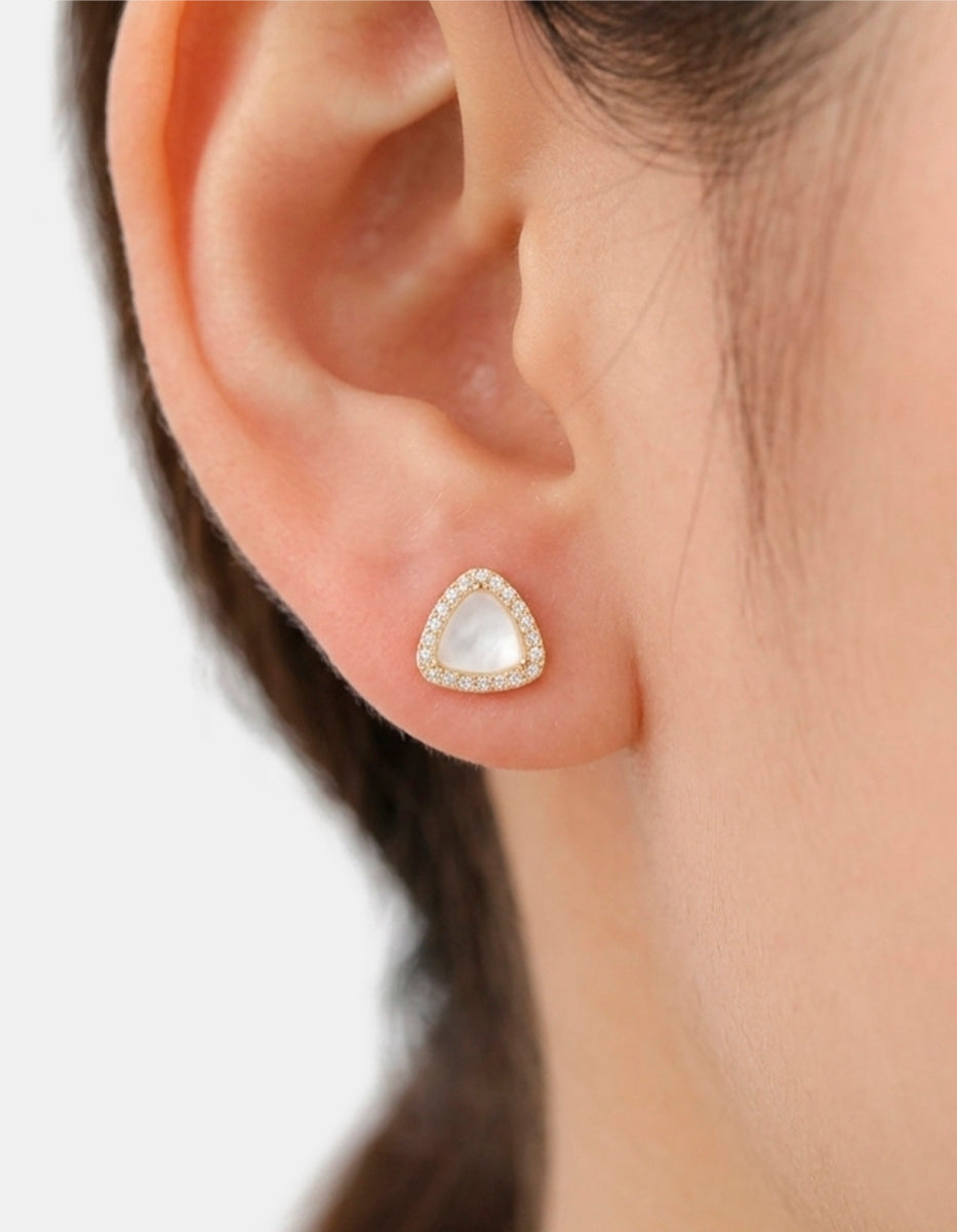 Broqueles de plata .925 con baño de oro 22k en forma de triángulo con madre perla y topacios blancos corte brillante Festive Style