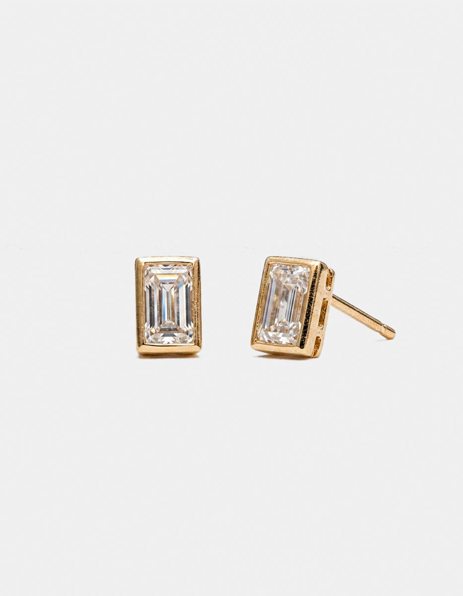 Broqueles con baño de oro 22k en forma rectangular con topacios blancos corte baguette Festive Style