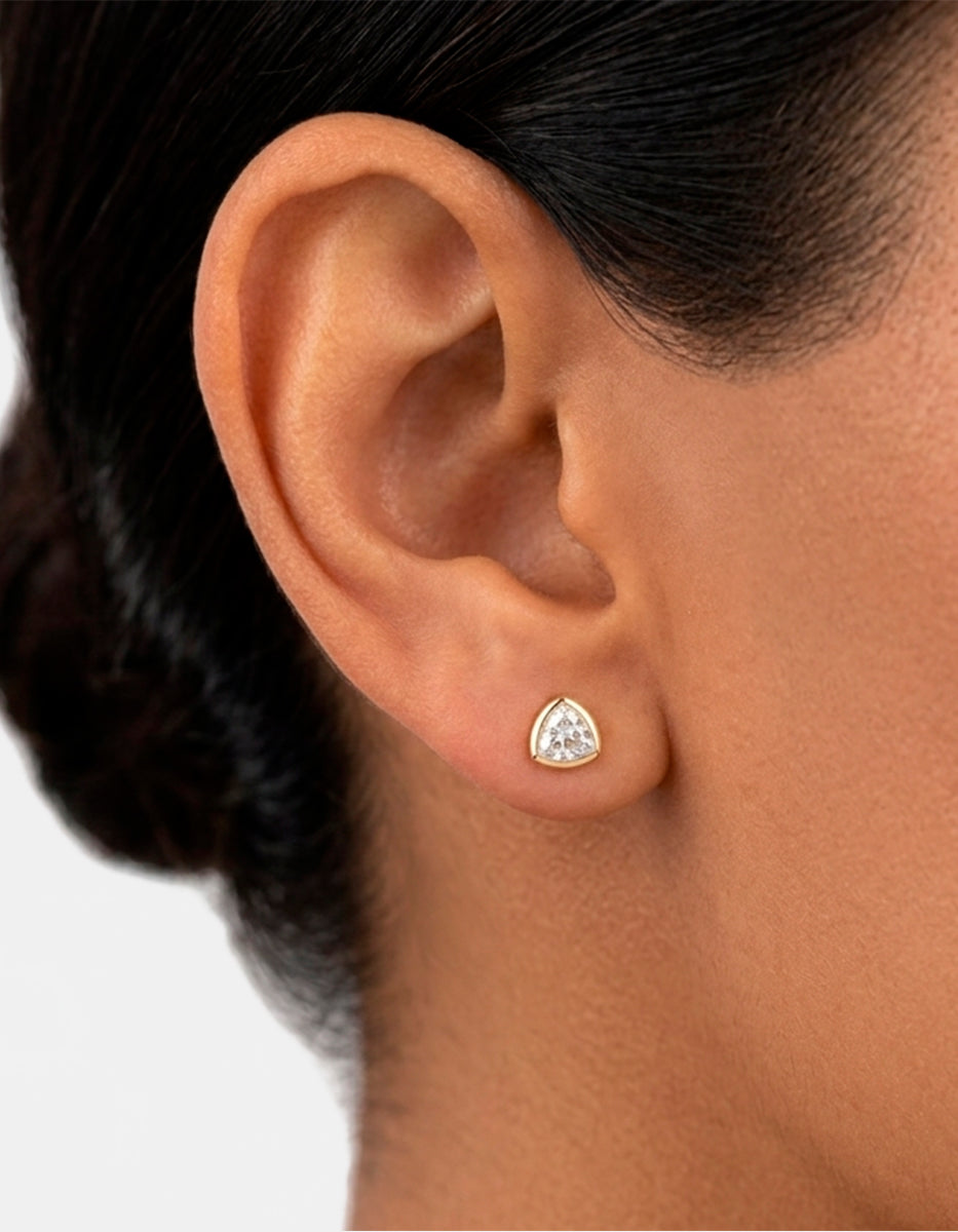 Broqueles de plata .925 con baño de oro 22k en forma de triángulo y topacio blanco corte trillion Festive Style
