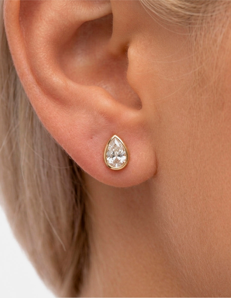 Broqueles con baño de oro 22k en forma de gota y topacio blanco corte pera Festive Style