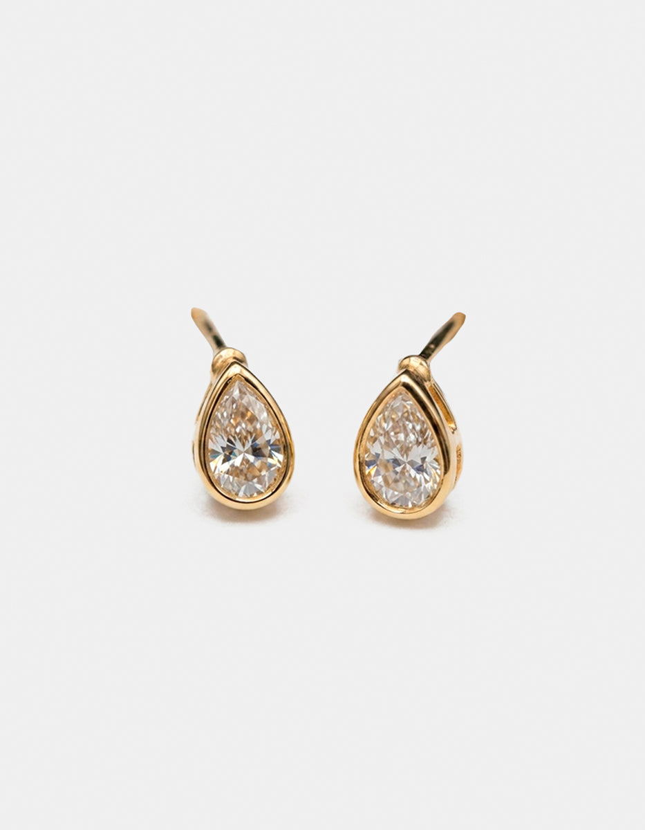 Broqueles con baño de oro 22k en forma de gota y topacio blanco corte pera Festive Style