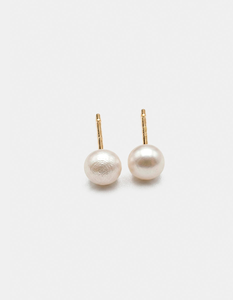 Broqueles mini con baño de oro 22k y perla redonda Mabe de 4 mm Festive Style