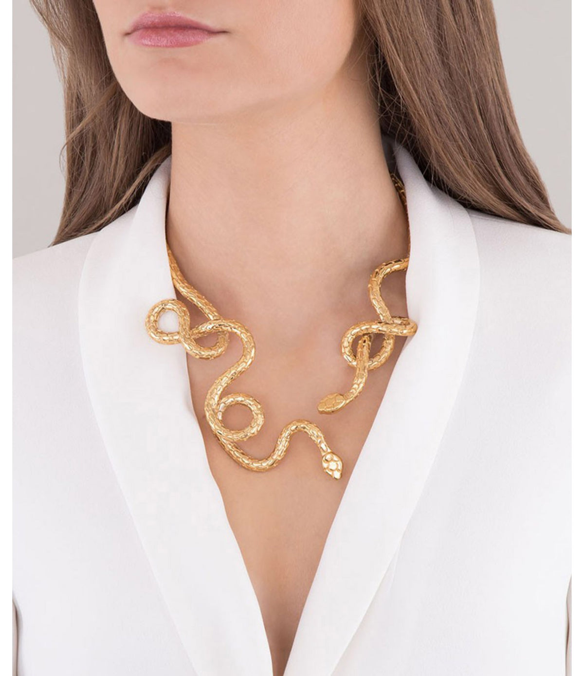 Gargantilla en forma de serpiente martelinada de bronce en baño de oro de 22kt Poison