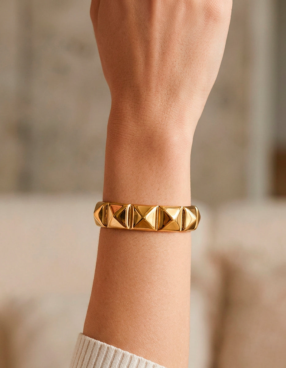 Brazalete de metal noble dorado con estoperoles