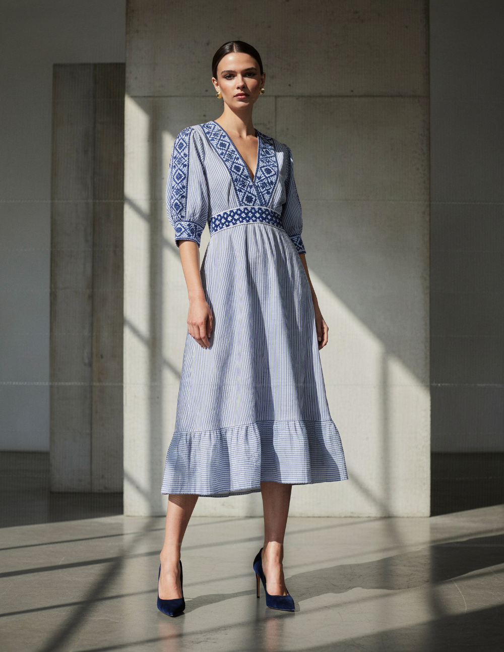 VESTIDO MIDI ESCOTE V MANGA AZUL CORTA MANDRAGORA