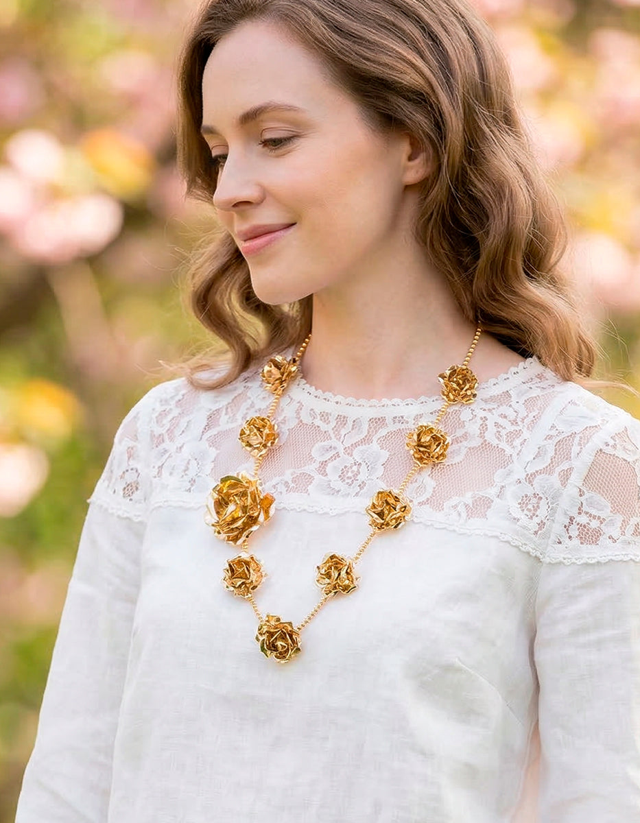 Collar con flores en baño de oro Edén