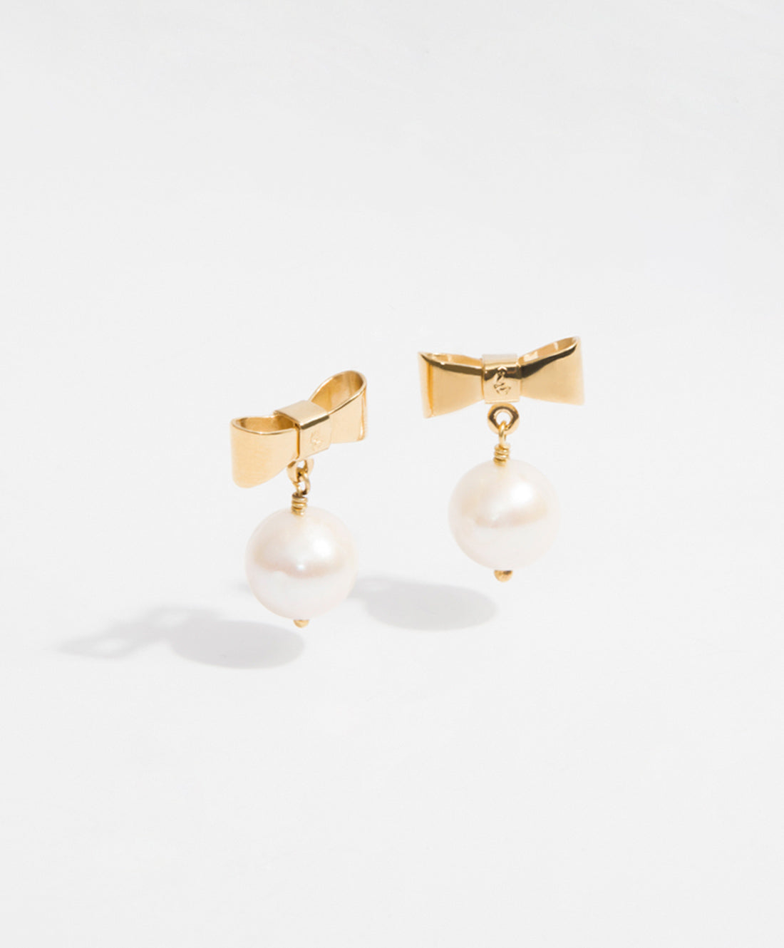 Aretes con forma moño & perla mabe Viena