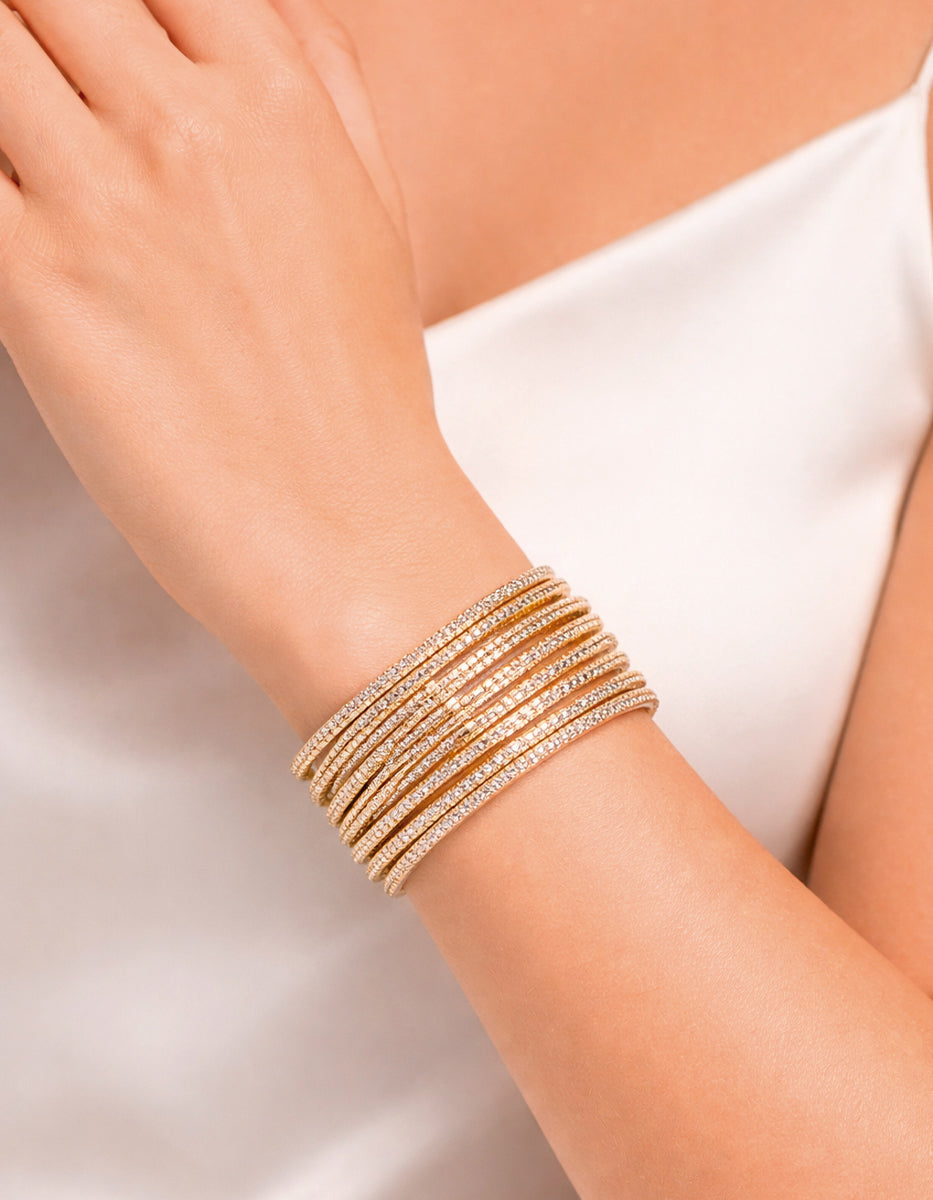 Brazalete de bronce con baño dorado de 12 líneas con topacios blancos Festive Style