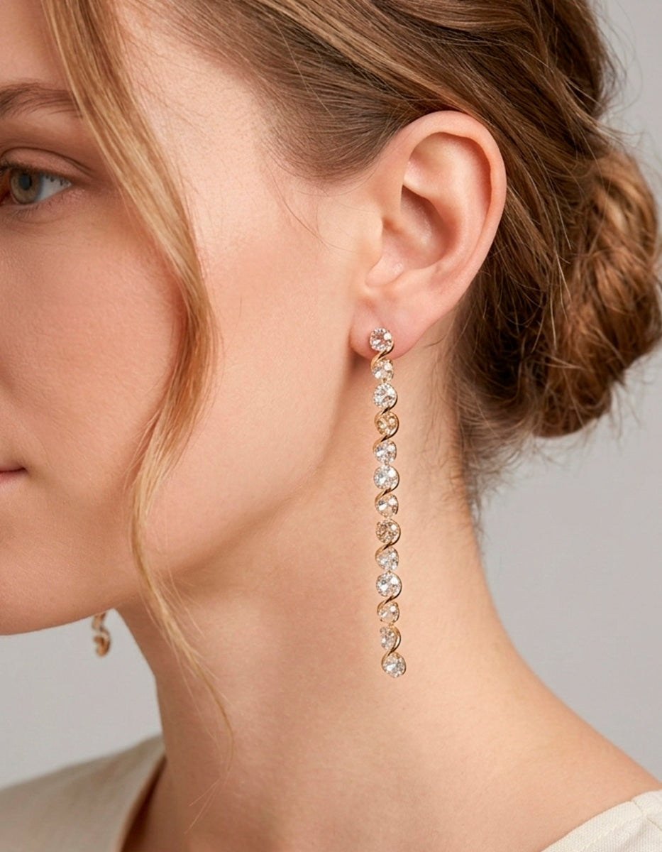 Aretes de metal noble con baño de platino y topacios blancos en disminución Festive Style