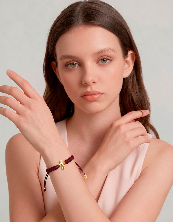 Pulsera con dije de metal noble con baño vermeil 22k con la letra Z y cordón trenzado