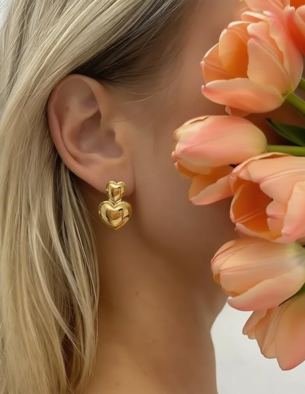 Aretes en bronce con baño de oro 22 kt y diseño de doble corazón pulido Love Story