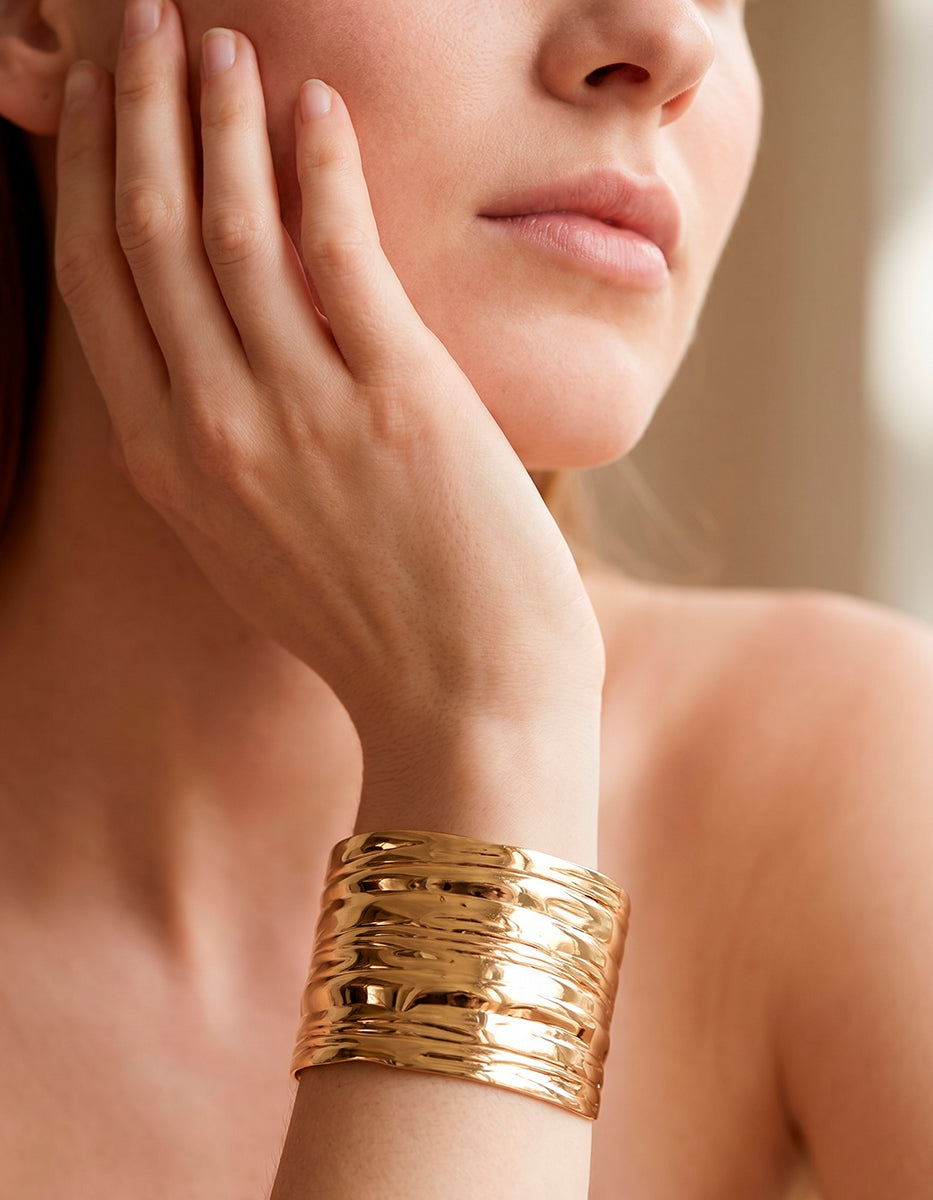 Brazalete de oro laminado de 22kt Golden Chic
